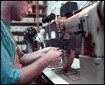 Une personne travaille sur une machine lors d’un atelier
