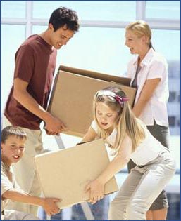 Une famille porte ensemble des cartons