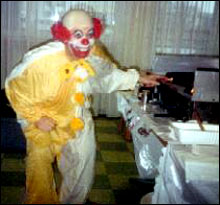 Un clown au costume jaune anime une fête