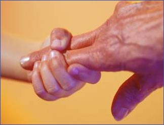 La main d’un enfant tient celle d’un adulte