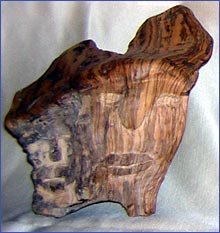 Sculpture en bois d’art brut représentant un visage